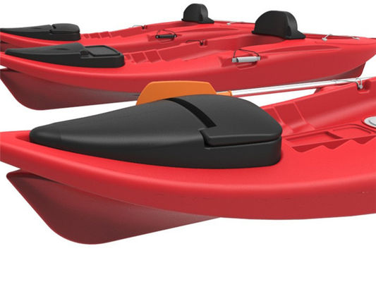 La plastica rossa del kajak dello stampaggio rotazionale si siede sopra il kajak superiore del MDPE con la dimensione su misura della copertura a doppia parete del coperchio
