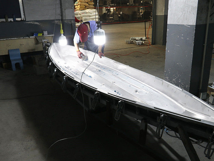 5,1 metri di resistenza agli acidi della muffa del kayak di plastica con superficie opaca e a specchio