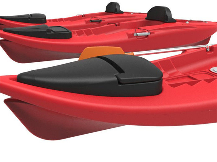 La plastica rossa del kajak dello stampaggio rotazionale si siede sopra il kajak superiore del MDPE con la dimensione su misura della copertura a doppia parete del coperchio