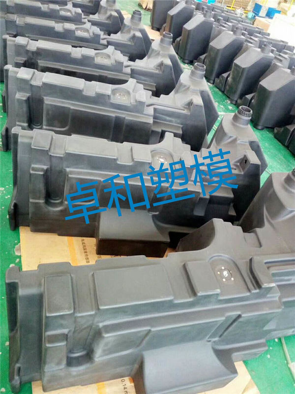 I ricambi auto pallinati stampano un'elevata efficienza di produzione per serbatoi di carburante in plastica per camion